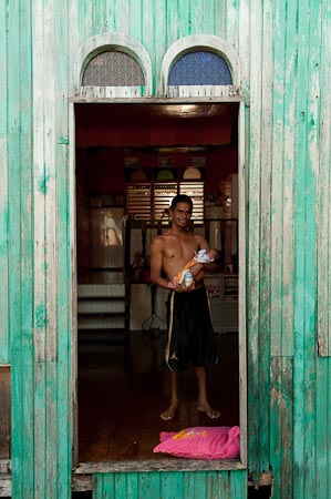 A Suluk father caring for his newborn in Kampung Sibogo, Pulau Banggi
