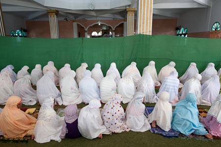 Women in white inside the Mosque of Danar