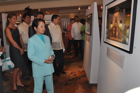 Lida had goose pimples seeing the Philippine President spend quality time looking, reading, admiring and asking questions about the images!