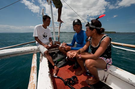 (L-R) New WWF staff Embet Guadamor together with other WWF staff members, WWF Philippines David David and WWF Indonesia turtle expert Creusa "Tetha" Hitipeuw chats and compares whale shark experiences