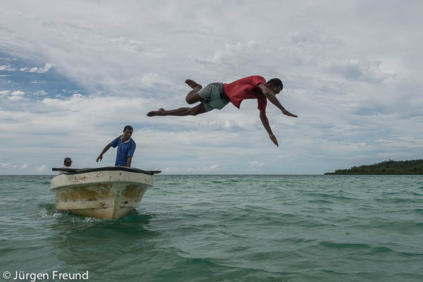 Lemani Tomu jumping to catch a huge male hawksbill sea turtle.