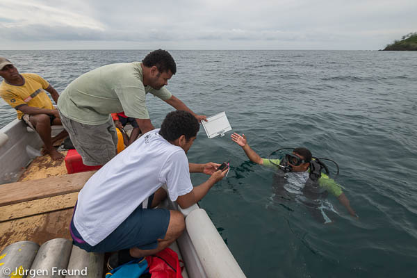 Laisiasa Cavakiqali from USP receives a slate from Laitia Tamata, Koli Musudroka of WWF South Pacific as he dives to retrieve a data logger in Yadua Island belonging to the Great Sea Reefs.