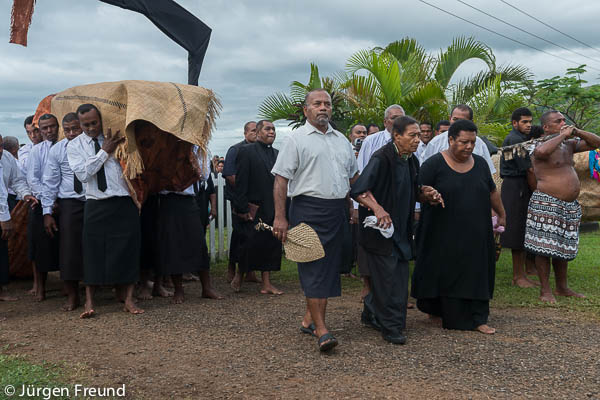 Tui Labasa Adi Salanieta Qomate arriving with the body of the Tui Macuata to hand over to Naduri. She accompanied the Tui’s body from Labasa to Naduri. Her people, her warriors guarded the Tui from the hospital in Labasa to bringing the body to Naduri. She is supported by her nephew and neice, her brother’s children. Labasa clan handed over the body and symbolically offered a “tabua” whale’s tooth which the Tui Mali received for the vanua. The Tui Labasa and the Tui Macuata go way back and have been allies for a long time.
