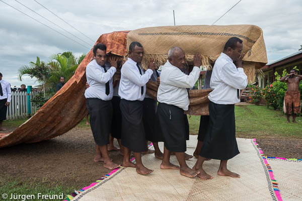 Arrival of the Tui Macuata’s casket into his compound. His pall bearers are men from “Wasavulu” clan, the Tui Labasa’s clan.